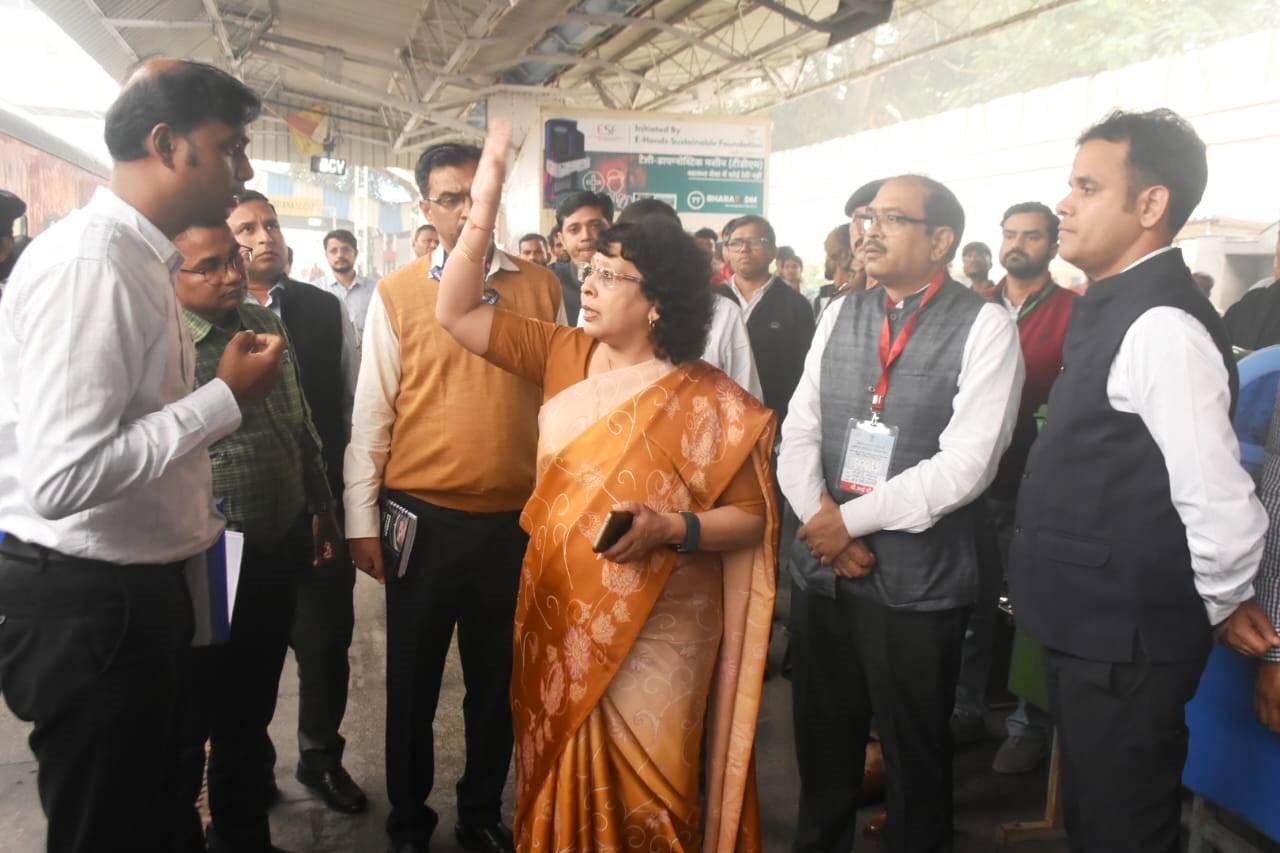 पूर्वाेत्तर रेलवे की महाप्रबन्धक सुश्री सौम्या माथुर ने स्टेशन पर उपलब्ध यात्री सुख-सुविधाओं का गहन निरीक्षण किया