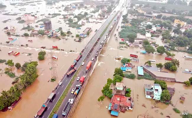 तमिलनाडु में बाढ़ से तीन की मौत, ट्रेन में फंसे 800 यात्रियों को सुरक्षित निकालने में जुटी NDRF