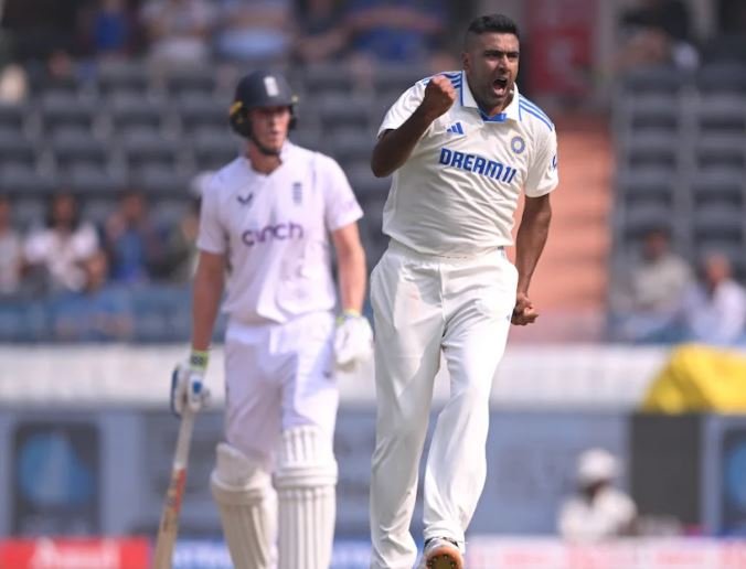 हैदराबाद टेस्ट :अच्छी शुरुआत के बाद लड़खड़ाई इंग्लैंड की पारी, अश्विन-जडेजा ने दिये शुरुआती झटके