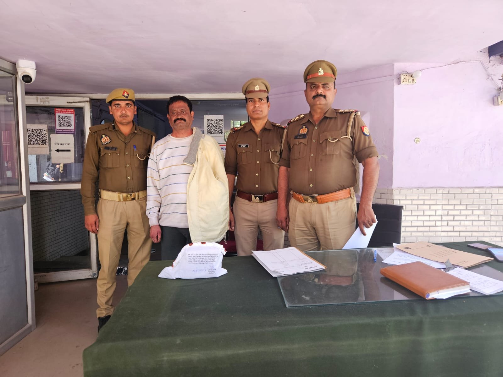 रामगढ पुलिस टीम द्वारा अवैध मादक पदार्थो का कारोबार व तस्करी करने वाले कुख्यात वाँछित 01 अभियुक्त को 02 किलो 193 ग्राम अवैध चरस सहित किया गिरफ्तार ।