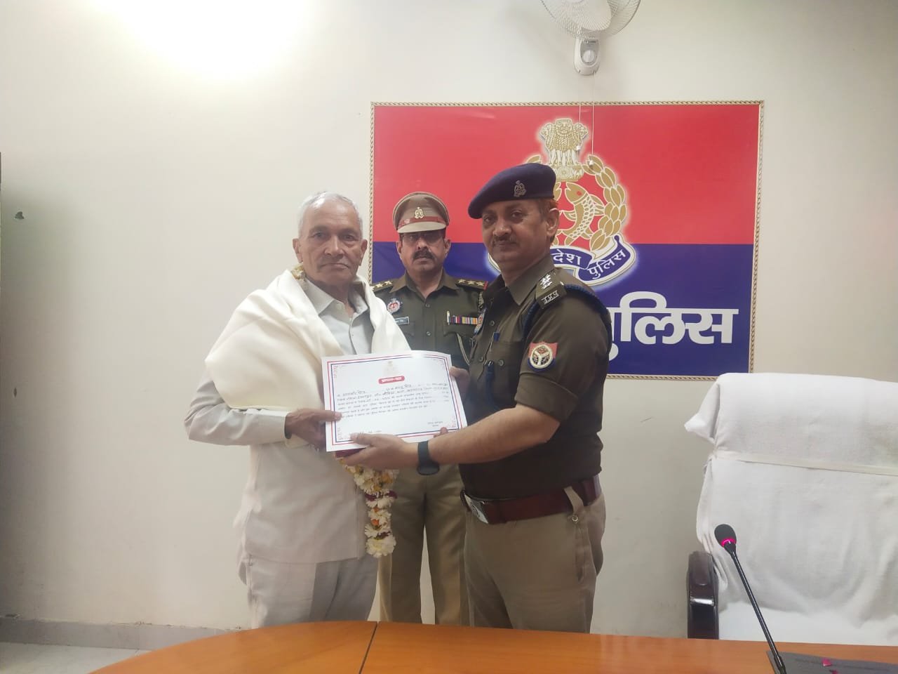 क्षेत्राधिकारी नगर द्वारा पुलिस कार्यालय स्थित सभागार कक्ष में सादे समारोह में आज पुलिस विभाग के सेवानिवृत्त होने वाले  पुलिसकर्मी को दी गई भावभीनी विदाई