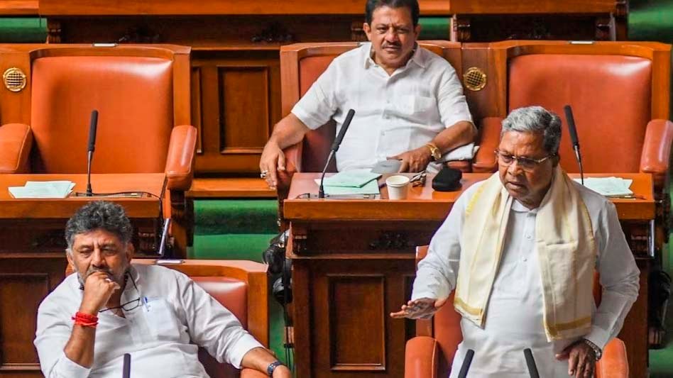 कर्नाटक की सिद्दारमैया सरकार ने शुक्रवार को राज्‍य का बजट विधानसभा में पेश किया.
