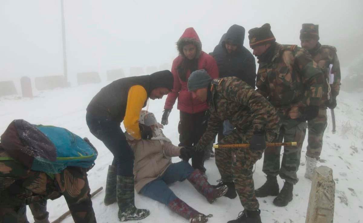 भारतीय सेना ने फिर दिखाई बहादुरी.सिक्किम में भारी बर्फबारी में फंसे 500 पर्यटकों को किया रेस्क्यू