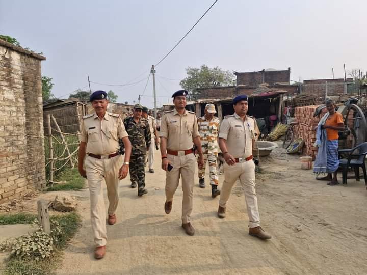 बगहा पुलिस जिला के अंतर्गत सेमरा थाना क्षेत्र में स्थानीय पुलिस व आइटीबीपी ने फ्लैग मार्च किया