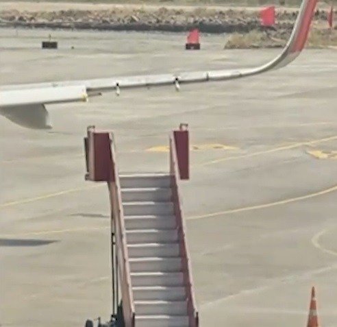 सूरत हवाईअड्डे पर रनवे के पास खड़े ट्रक से टकराया विमान, बाल-बाल बचे 160 यात्री