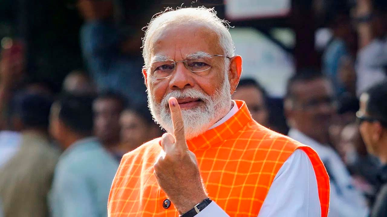 पीएम मोदी ने अहमदाबाद में डाला वोट, मतदान केंद्र पहुंचते ही इस शख्स के छुए पैर