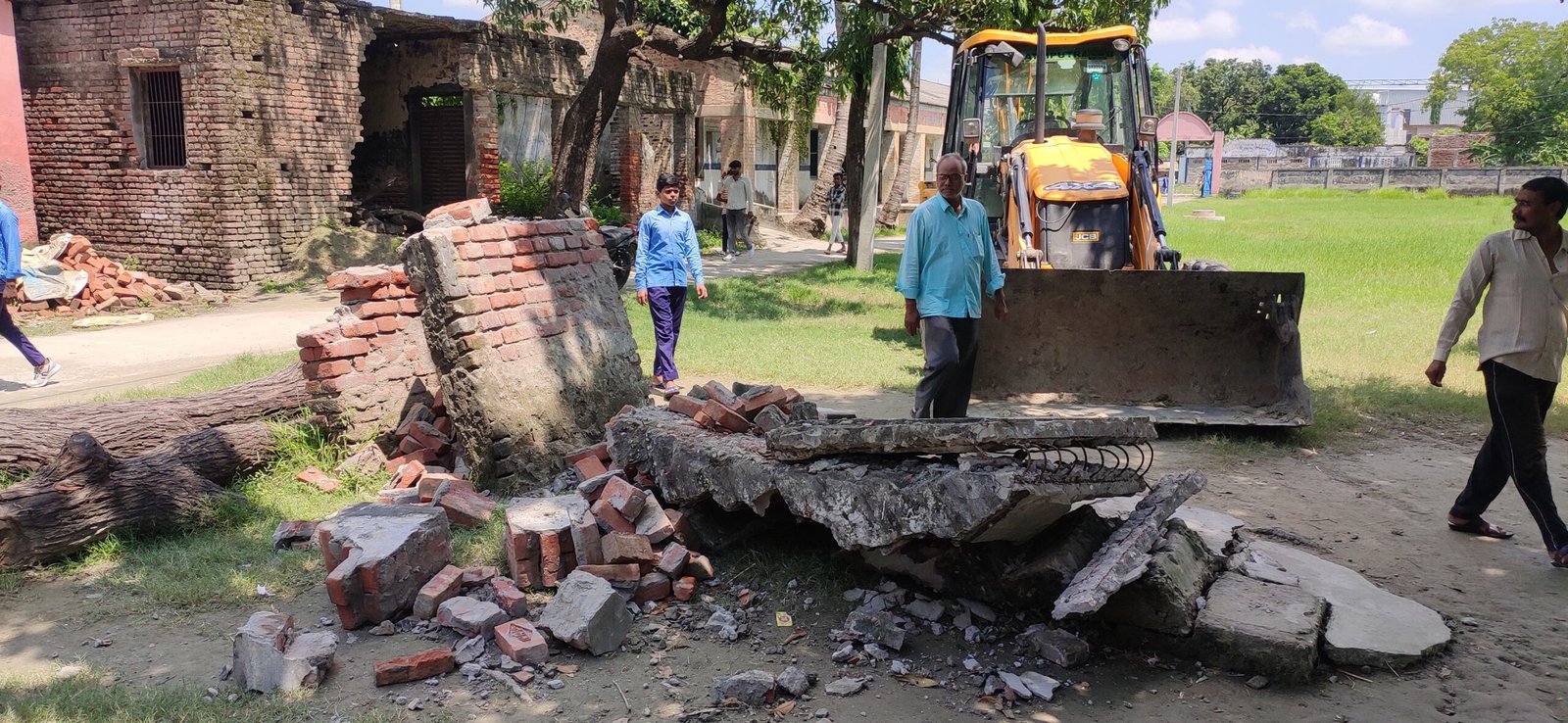 बगहा दो के मध्य विद्यालय नरईपुर में पुराने जर्जर स्लाइड गिरने से 7 बच्चे घायल हुए