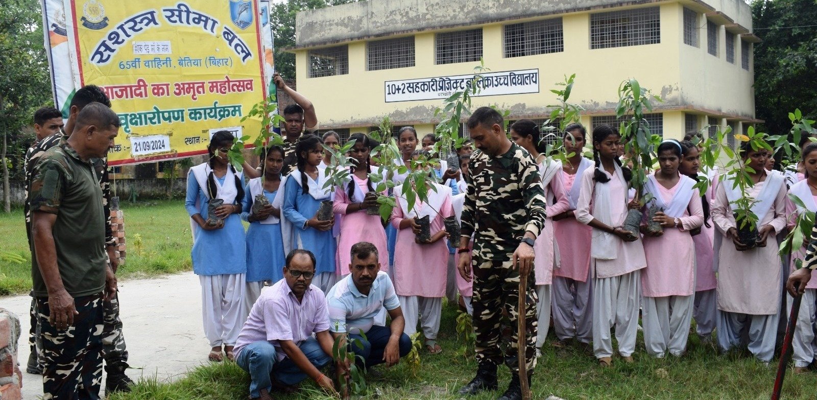65 वाहिनीं एसएसबी ने चलाया स्वछता अभियान “एक पेड़ मां के नाम” विद्यालय हुआ वृक्षारोपण