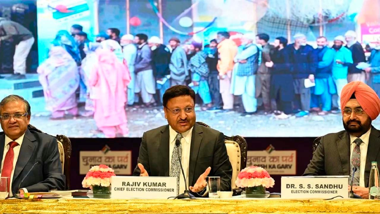 झारखंड विधानसभा चुनाव को लेकर हलचल तेज, दो दिवसीय दौरे पर पहुंची चुनाव आयोग की टीम