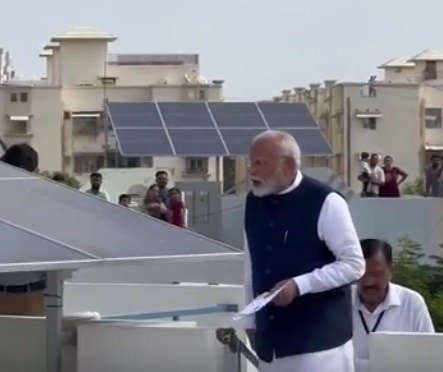 प्रधानमंत्री की झलक देखने सोसाइटी की छताें पर उमड़ी भीड़