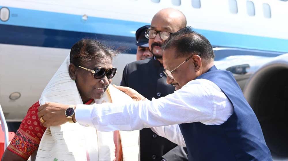 राष्ट्रपति द्रौपदी मुर्मू दो दिवसीय यात्रा पर पहुंचीं छत्तीसगढ़, रायपुर एयरपोर्ट पर स्वागत