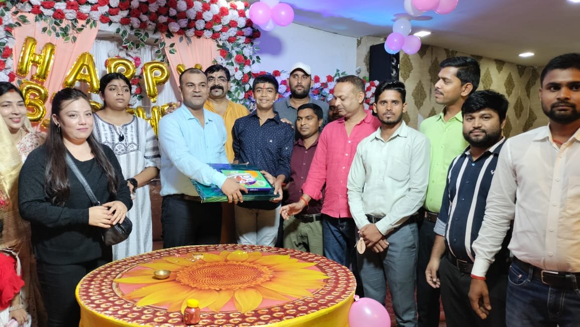 समाजसेवी विक्रम सिंह के पुत्र के जन्मदिन की बधाई देने पहुंचे कई पार्टी के नेता