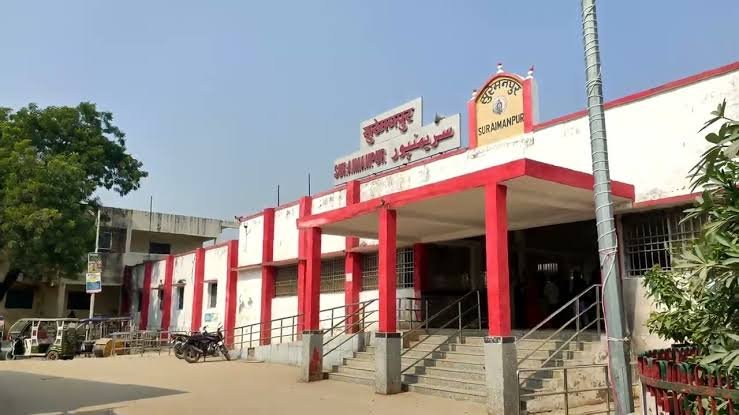 स्टेशन भवन को स्थानीय संस्कृति के अनुरूप आकर्षक स्वरूप दिया जा रहा है