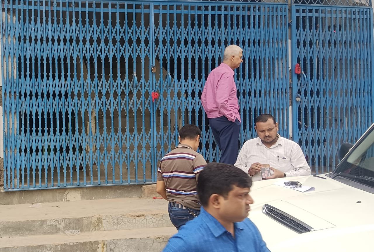बगहा एसडीएम द्वारा आराध्या जांच घर एवं विभा ड्रग एजेंसी का किया जांच