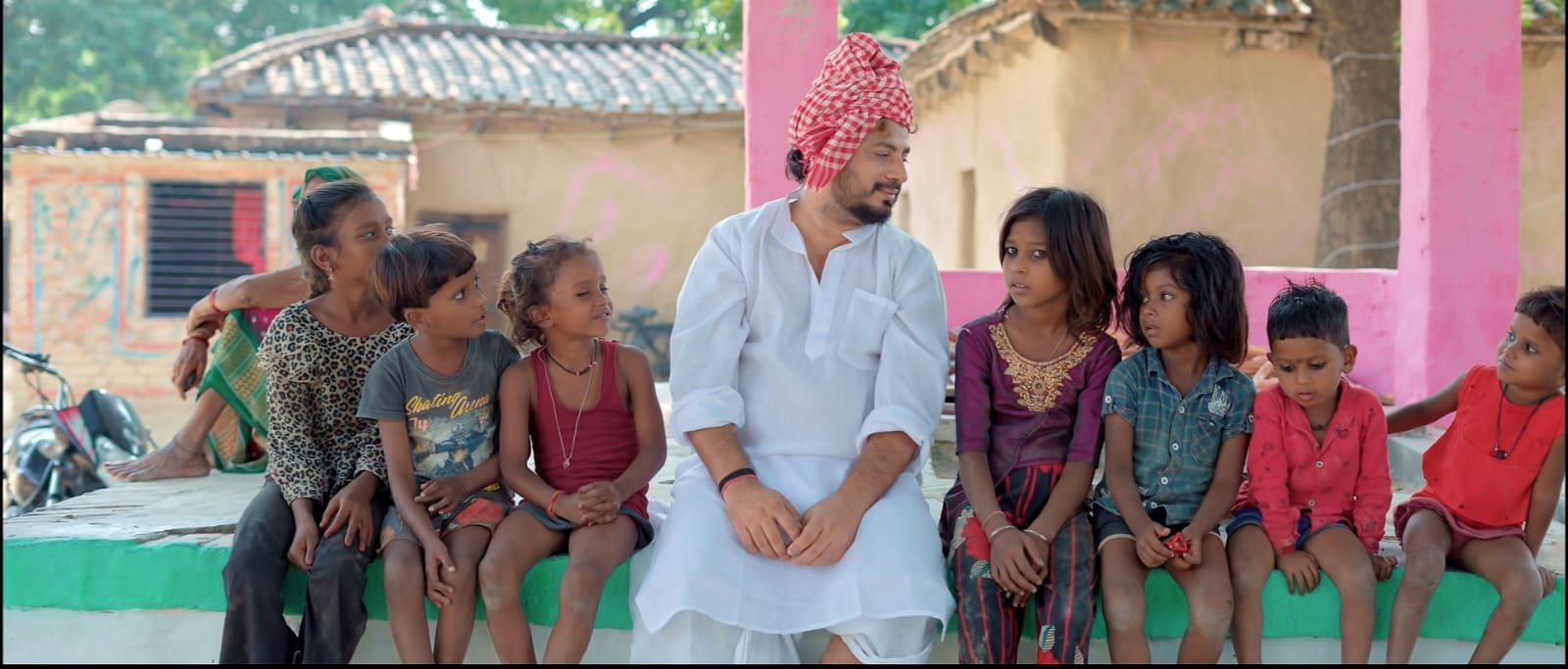 शहर की चकाचौंध पर भारी पड़ गाँव की यादों को ज़िंदा कर रहा है मुन्ना दुबे द्वारा गाया रैप सॉन्ग बचपन .!