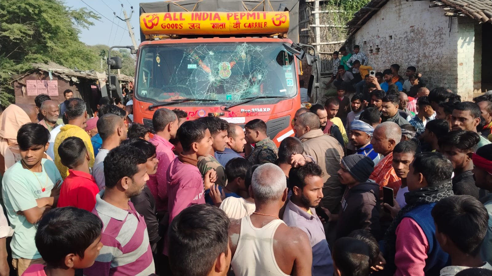 ट्रक पर सीमेंट में छुपा कर लाई गई शराब को उत्पाद विभाग की पुलिस ने किया बरामद