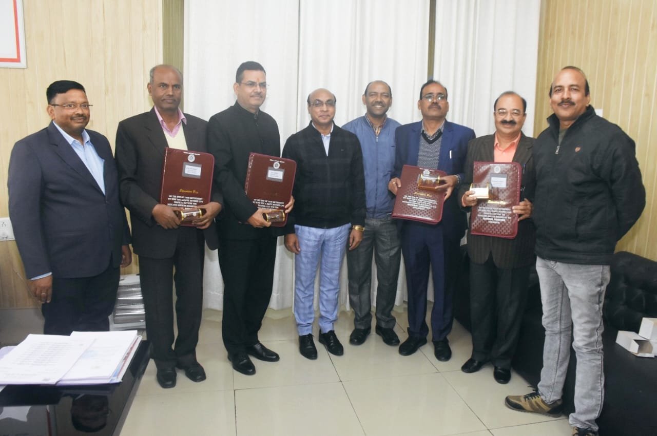 सेवानिवृत्त हो रहे रहे रेल कर्मियों को गोल्ड प्लेटेड मेडल, समापक राषि का प्रपत्र एवं सेवा प्रमाण-पत्र प्रदान कर सम्मानित किया  गया