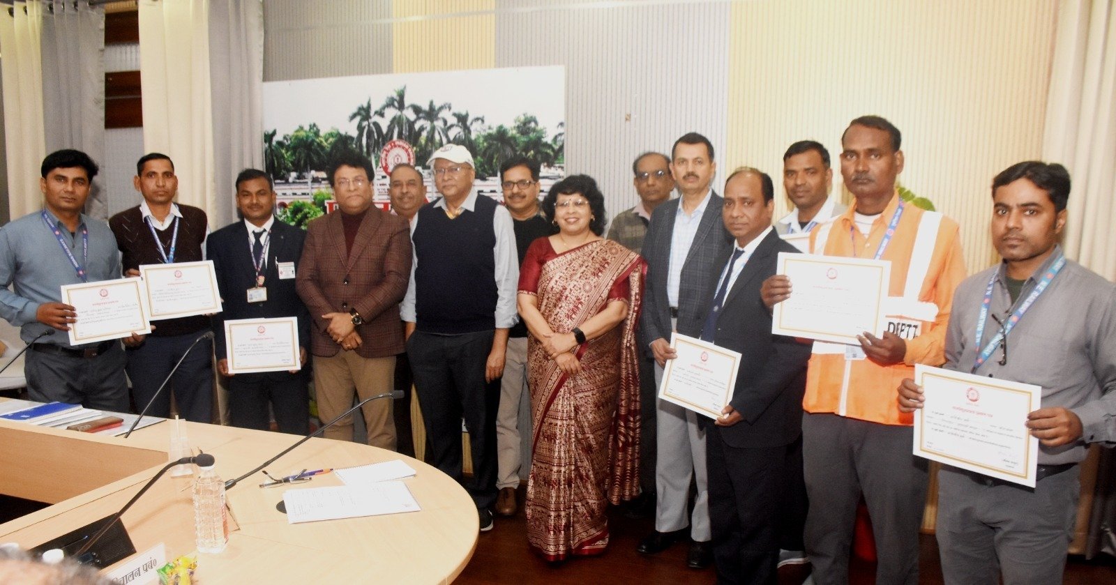 महाप्रबन्धक ने कर्मचारियों को संरक्षा के क्षेत्र में सराहनीय कार्य के लिए ‘मैन ऑफ द मंथ‘ घोषित कर नगद पुरस्कार एवं प्रशस्ति पत्र प्रदान कर सम्मानित किया