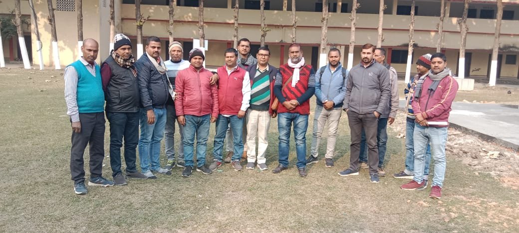 तमाम विशिष्ट शिक्षकों – विद्यालय अध्यापकों को सहायक शिक्षक का दर्जा दे सरकार