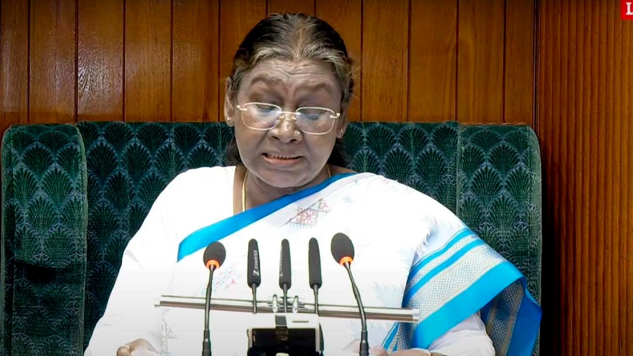 राष्ट्रपति द्रौपदी मुर्मू ने बजट सत्र में अपने अभिभाषण के दौरान देश की उन्नति का रोडमैप जनभागीदारी को बताया.