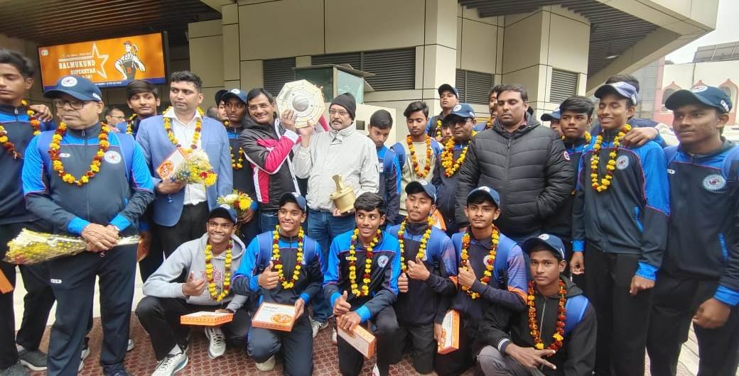 विजय मर्चेंट U16 ट्रॉफी जीत कर बिहार पहुंची टीम का गर्मजोशी से हुआ एयरपोर्ट स्वागत