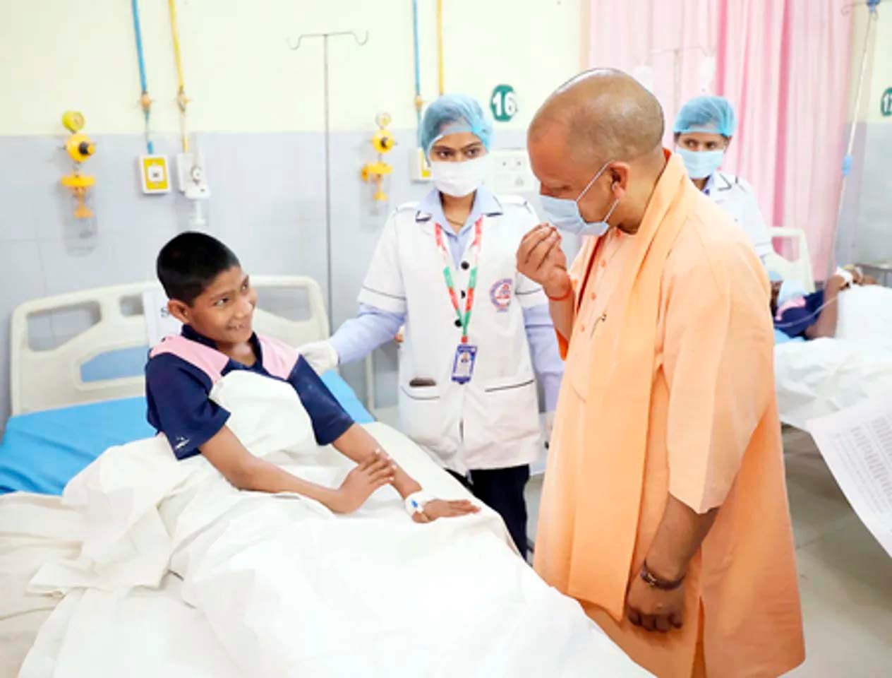 लोकबंधु अस्पताल पहुंचे सीएम योगी, जाना बच्चों का हालचाल