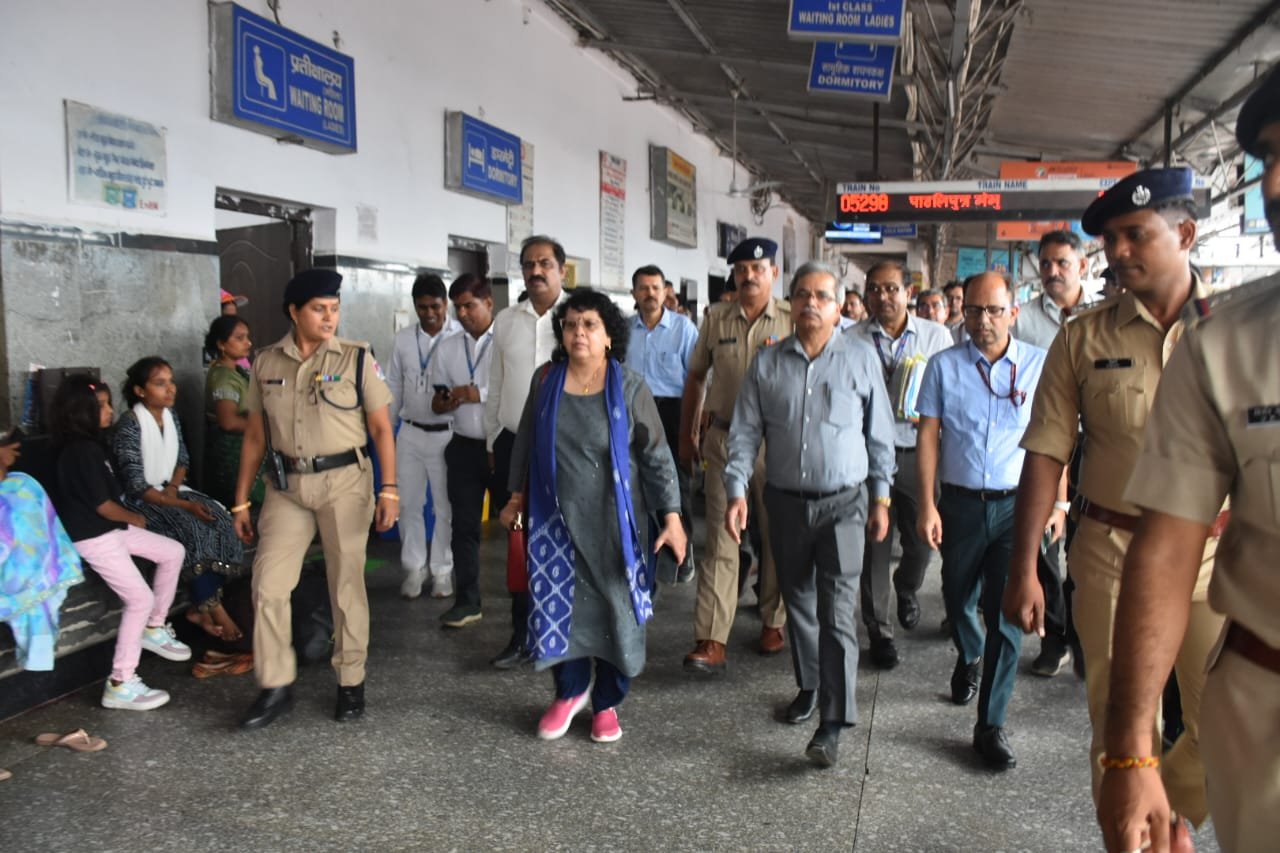रेल प्रबंधक,वाराणसी श्री विनीत कुमार श्रीवास्तव के साथ गोरखपुर-छपरा रेल खण्ड का विन्डो ट्रेलिंग निरीक्षण किया