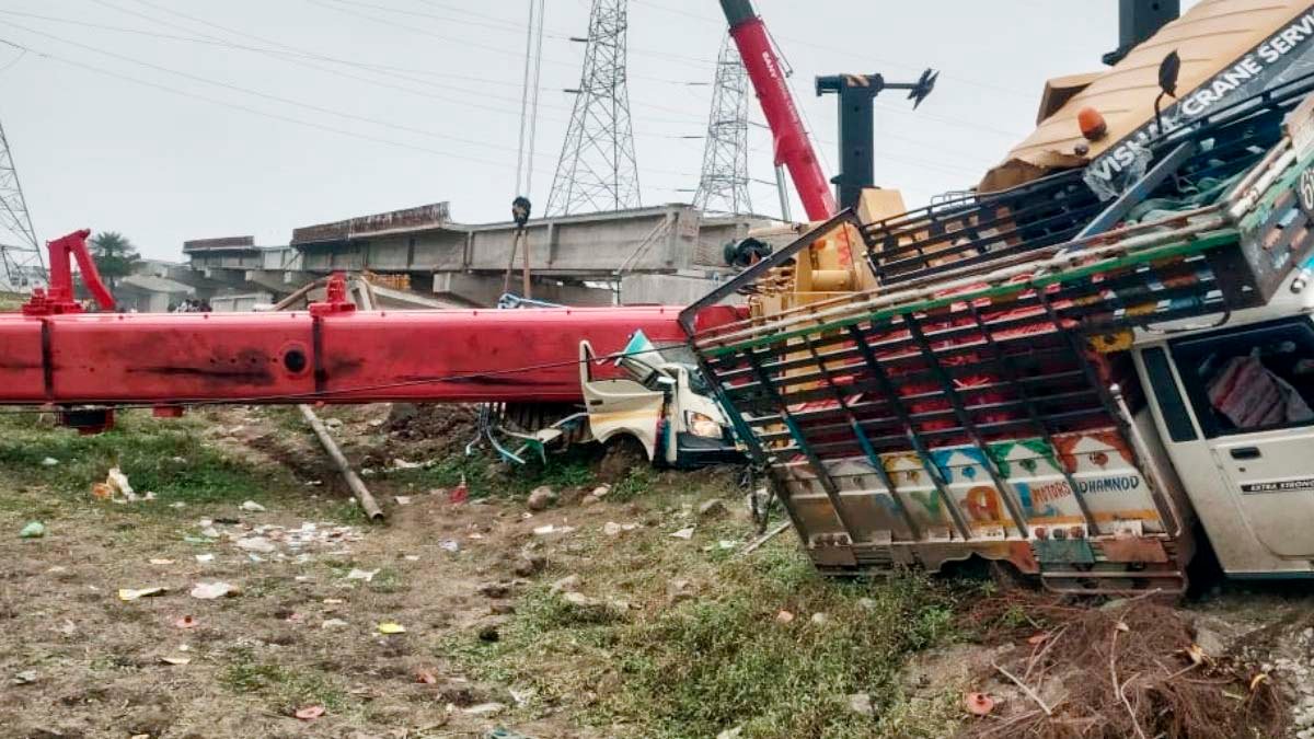मध्य प्रदेश पीथमपुर में निर्माणाधीन रेलवे ब्रिज से क्रेन वाहनों पर गिरी, 2 लोगों की मौत