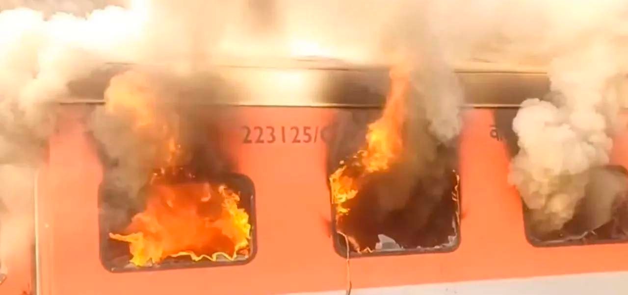 गरीब रथ ट्रेन में लगी भीषण आग, एसी बोगी में शॉर्ट सर्किट होने से हुआ भीषण हादसा