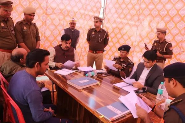 थाना समाधान दिवस : कोतवाली पर डीएम-एसपी ने जनसुनवाई कर सुनी फरियादें, दिए निर्देश