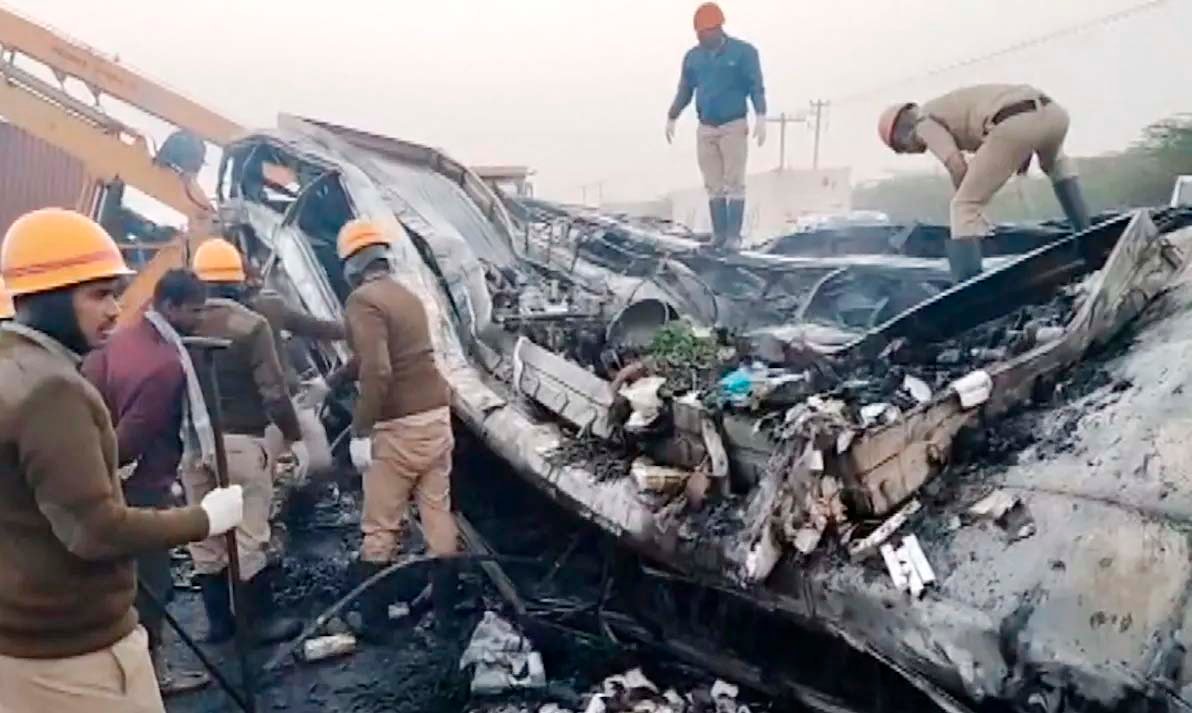 कर्नाटक के चित्रदुर्ग में लॉरी से टक्कर के बाद बस में लगी आग, 5 लोगों की मौत