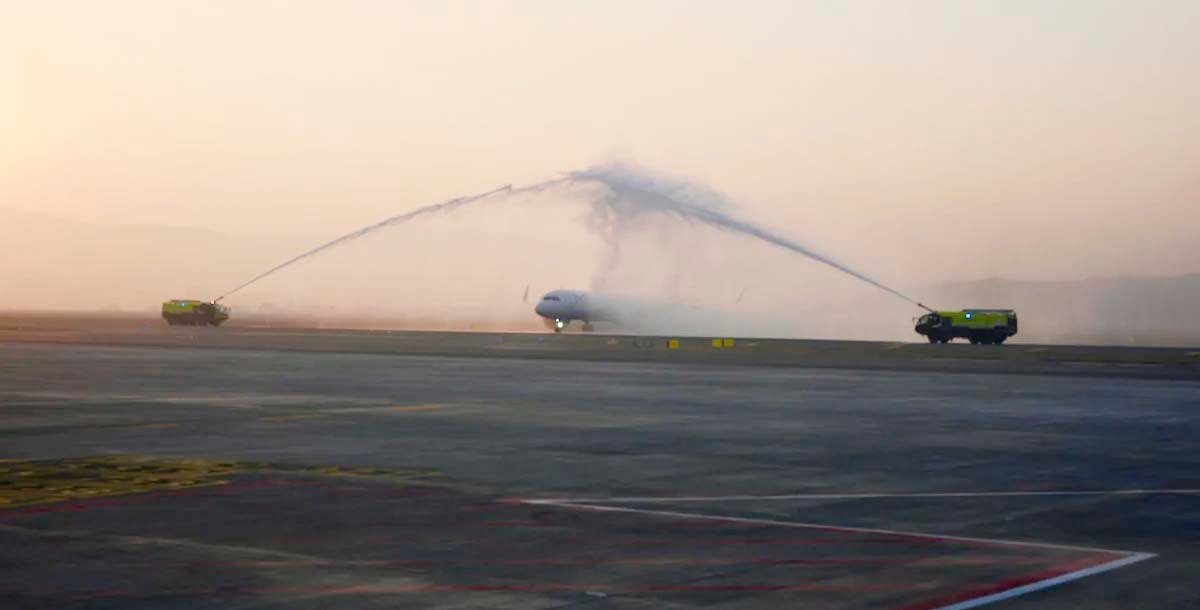 नवी मुंबई हवाई अड्डे से विमान ने भरी पहली वाणिज्यिक उड़ान, मिला वाटर कैनन सैल्यूट;