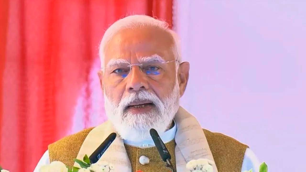 केरल में आज से मजबूत हुई रेल कनेक्टिविटी पीएम मोदी ने 4 ट्रेनों को दिखाई हरी झंडी,