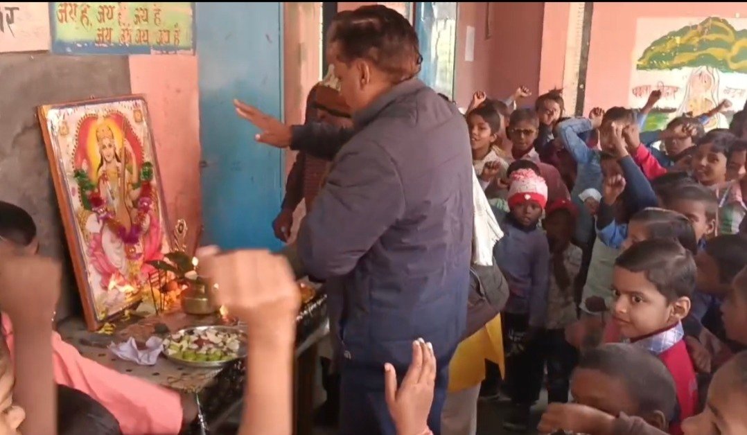 बगहा अनुमंडल में हर्ष उल्लास के साथ विद्यालयों, कॉलेजो में सरस्वती पूजा मनाया गया